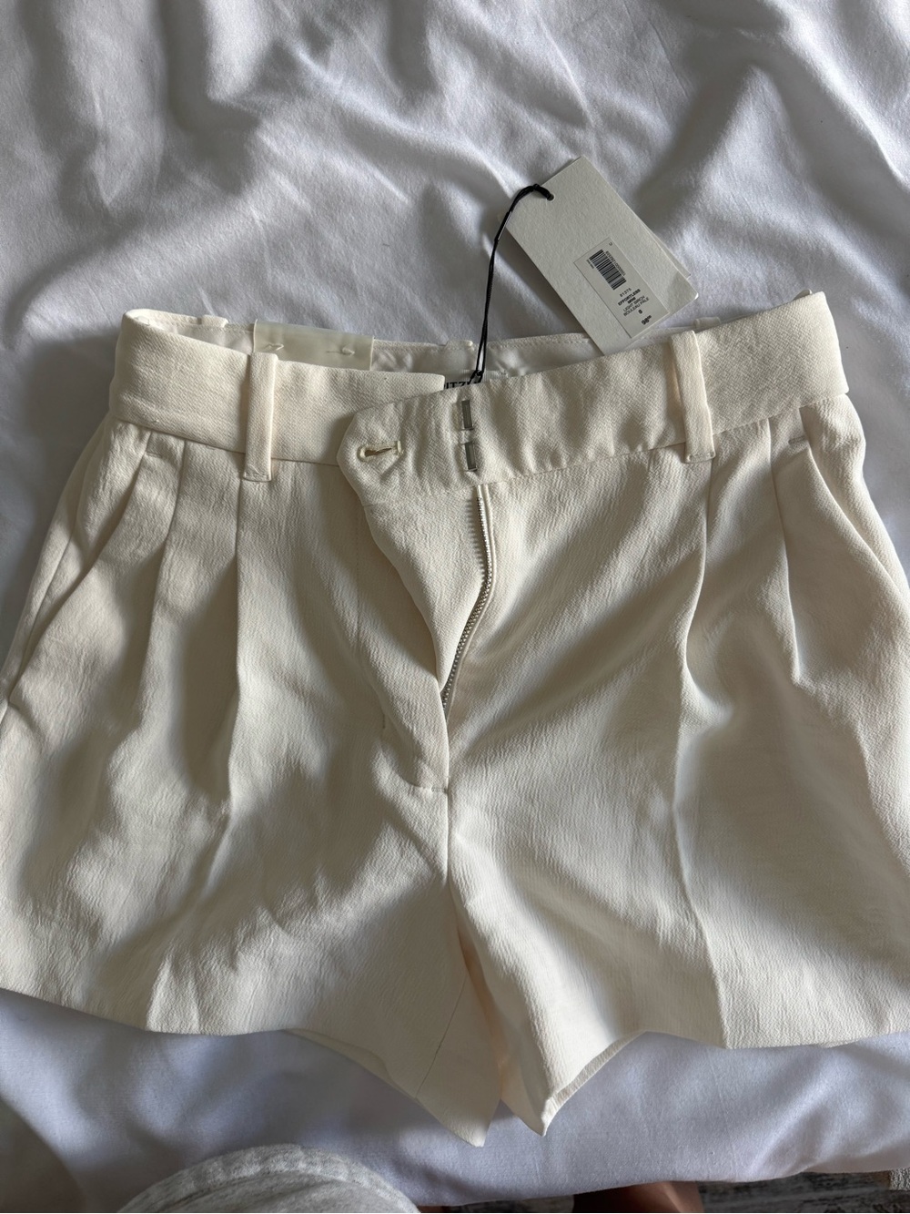 Aritzia Cream High-Rise Pleated Shorts